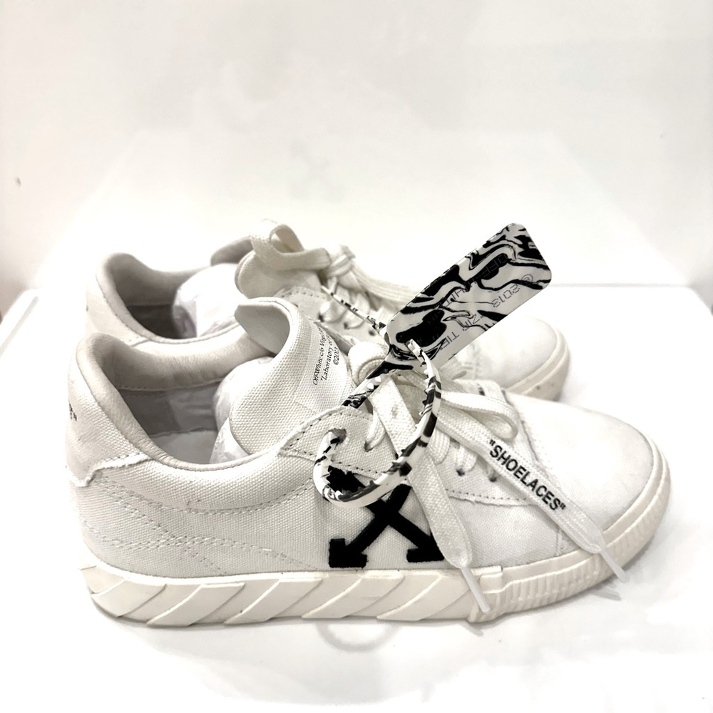 Off white vulanized low top sneaker